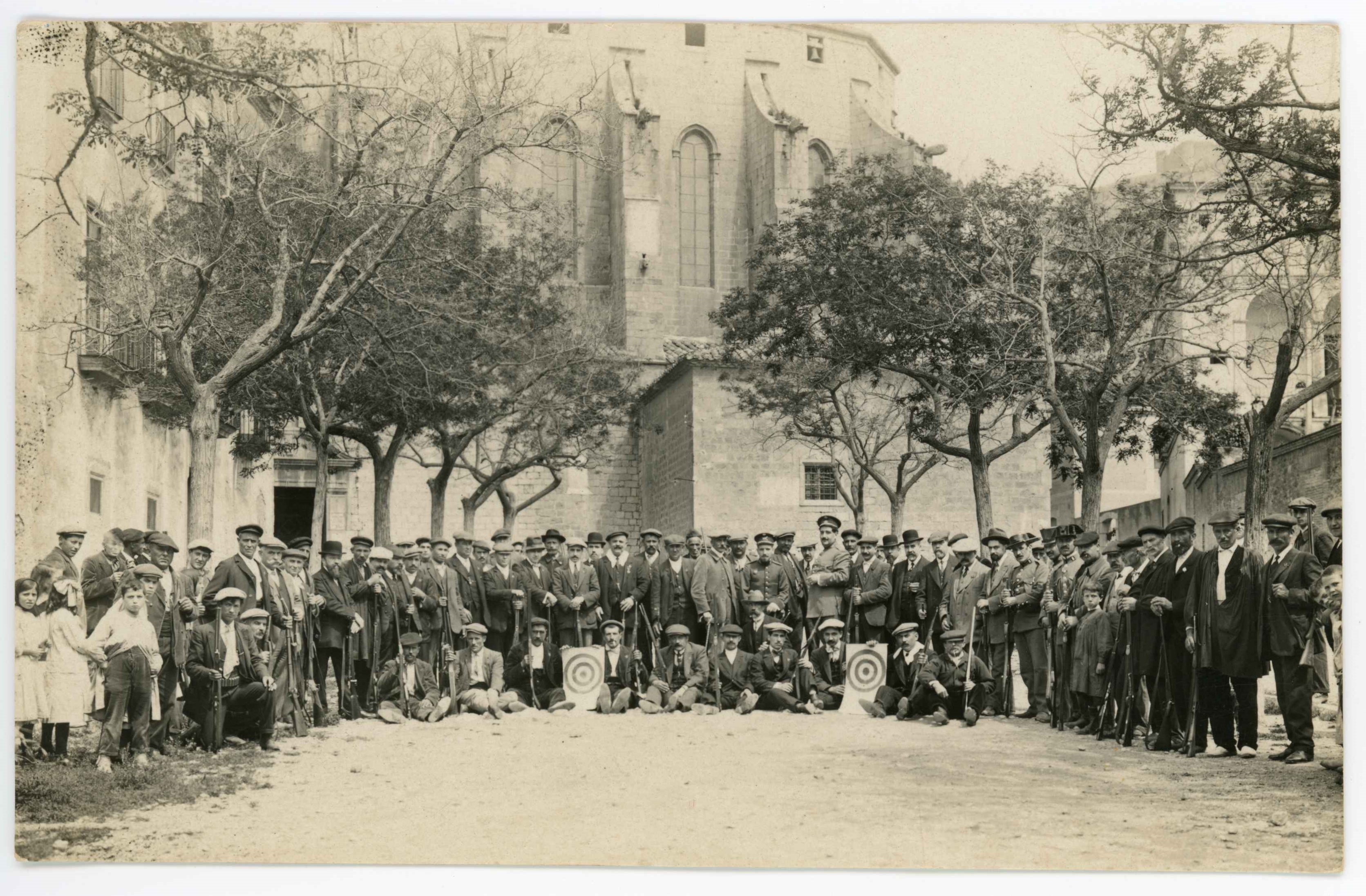 Col·lecció Ramon Mascort, Barcelona. Possible celebració de la festa de la patrona del Sometent de Torroella, dia de la Verge de Montserrat, 1913.